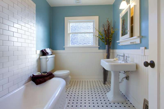 Badezimmer-mit-blauer-Wand.jpg